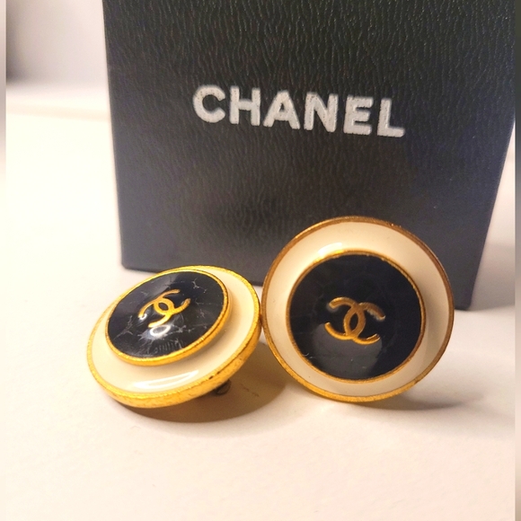 CHANEL CC Logos Black & White Round Clip-On Earrings - Picture 1 of 2